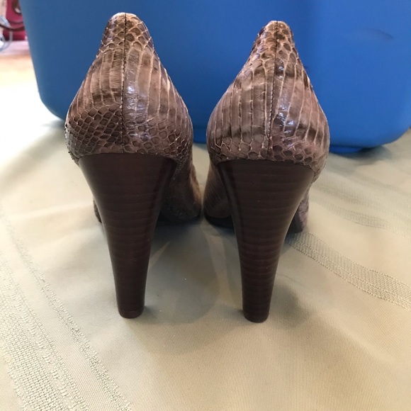 B Makowsky snake skin classic pumps - Picture 5 of 8